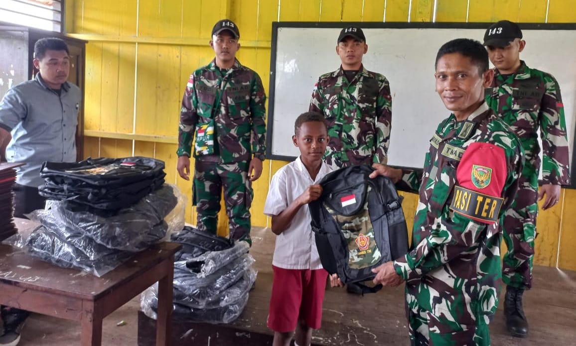 Jelang Tahun Ajaran Baru, Satgas Yonif 143/TWEJ Bagikan Ratusan Perlengkapan Sekolah