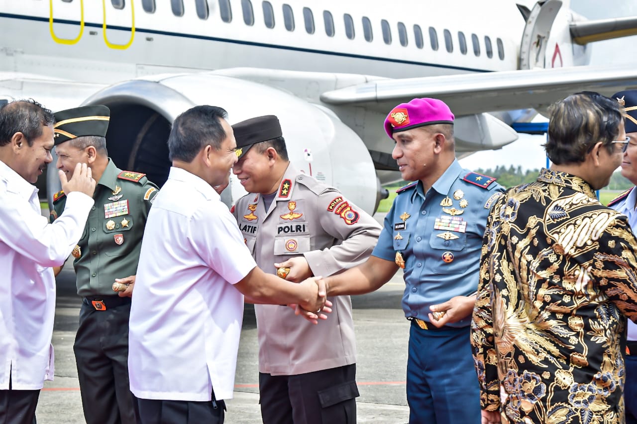 Danlantamal IX Bersama Forkopimda Sambut Kunjungan Kerja Menkopolhukam dan Mendagri di Ambon