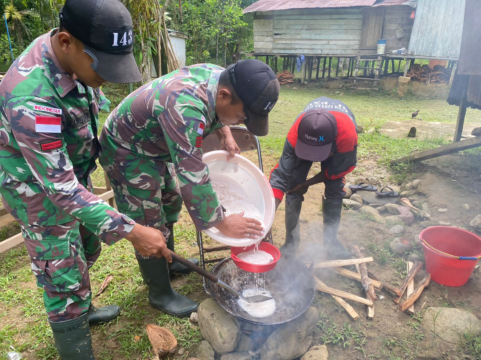 Satgas Yonif 143/TWEJ Ajarkan Masyarakat Cara Membuat Minyak Kelapa