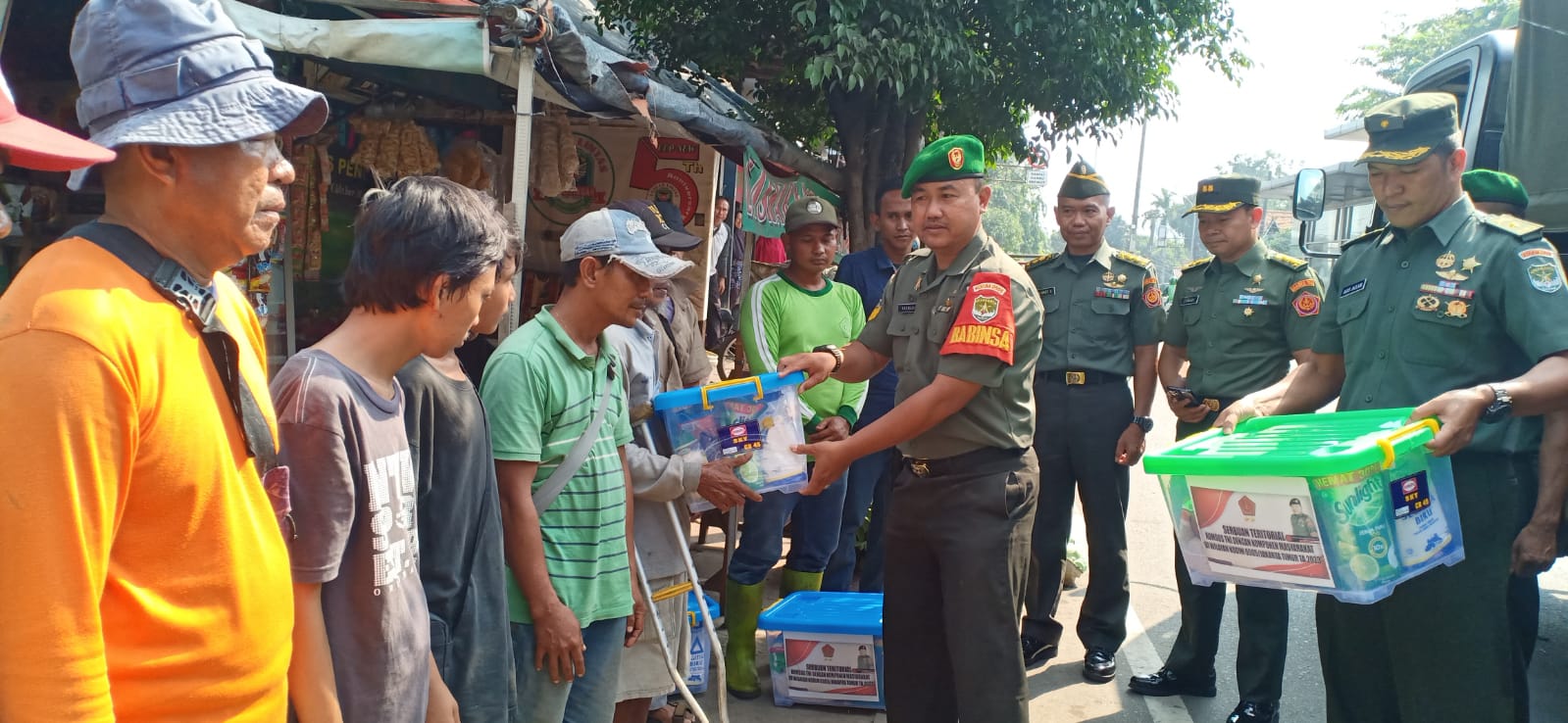 Wujud Kemanunggalan TNI, Ster Mabes TNI Bersama Kodim 0505/JT Berikan Bantuan Sembako Bagi Kaum Dhuafa