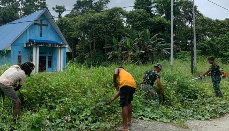 Bina Kerukunan Beragama, Satgas Yonif 143/TWEJ Ajak Warga Bersihkan Gereja