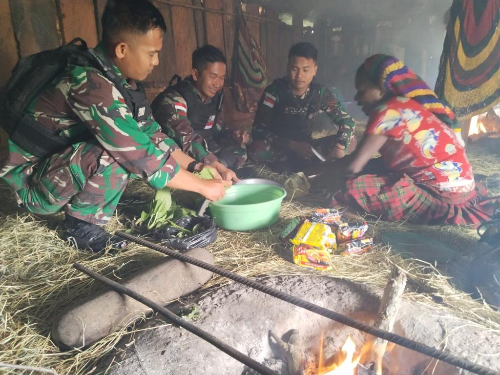 Menyatu Dengan Masyarakat, Pos Bolakme Masak Bersama Warga