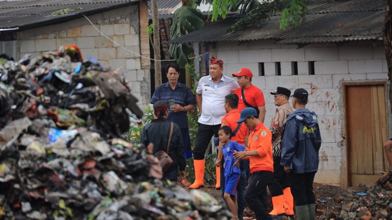 TUMPUKAN SAMPAH MENGGUNUNG DI PONDOKGEDE, TRI GERAK CEPAT PANGGIL DINAS LH