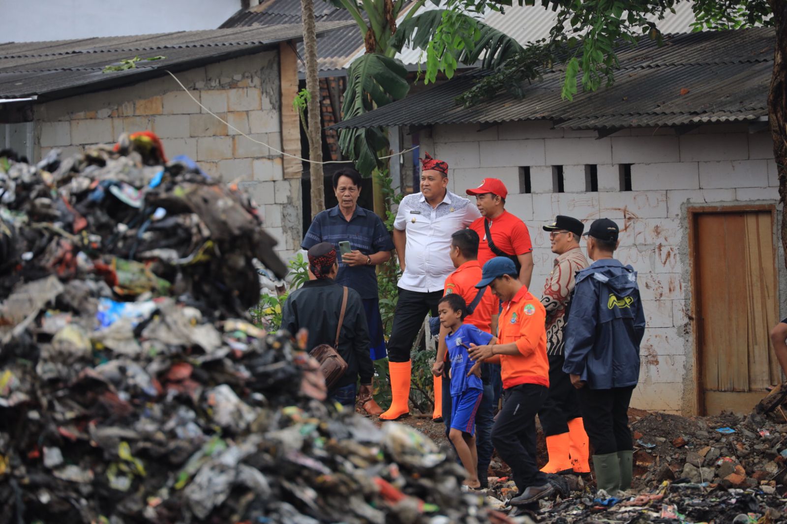 TUMPUKAN SAMPAH MENGGUNUNG DI PONDOKGEDE, TRI GERAK CEPAT PANGGIL DINAS LH