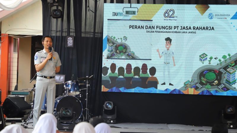 Kepala Bagian Pelayanan PT Jasa Raharja Cabang Utama Jawa Barat menjadi Narasumber Dalam Kegiatan Indonesia Re Mengajar di SMA Karang Arum Bandung