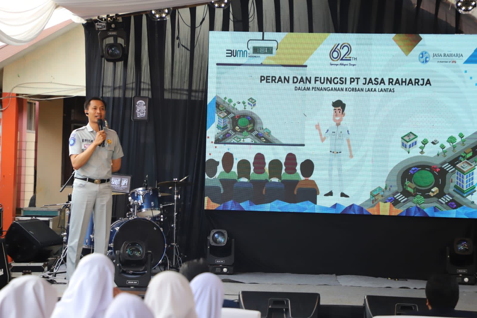 Kepala Bagian Pelayanan PT Jasa Raharja Cabang Utama Jawa Barat menjadi Narasumber Dalam Kegiatan Indonesia Re Mengajar di SMA Karang Arum Bandung