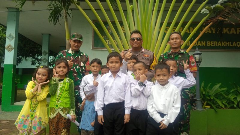 Sinergitas TNI Polri, Binmas Pol bersama Babinsa Harapan Mulya Monitoring Pelepasan Wisuda Sekolah Yayasan EKUIN