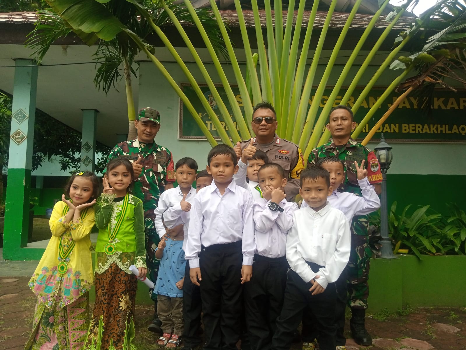 Sinergitas TNI Polri, Binmas Pol bersama Babinsa Harapan Mulya Monitoring Pelepasan Wisuda Sekolah Yayasan EKUIN