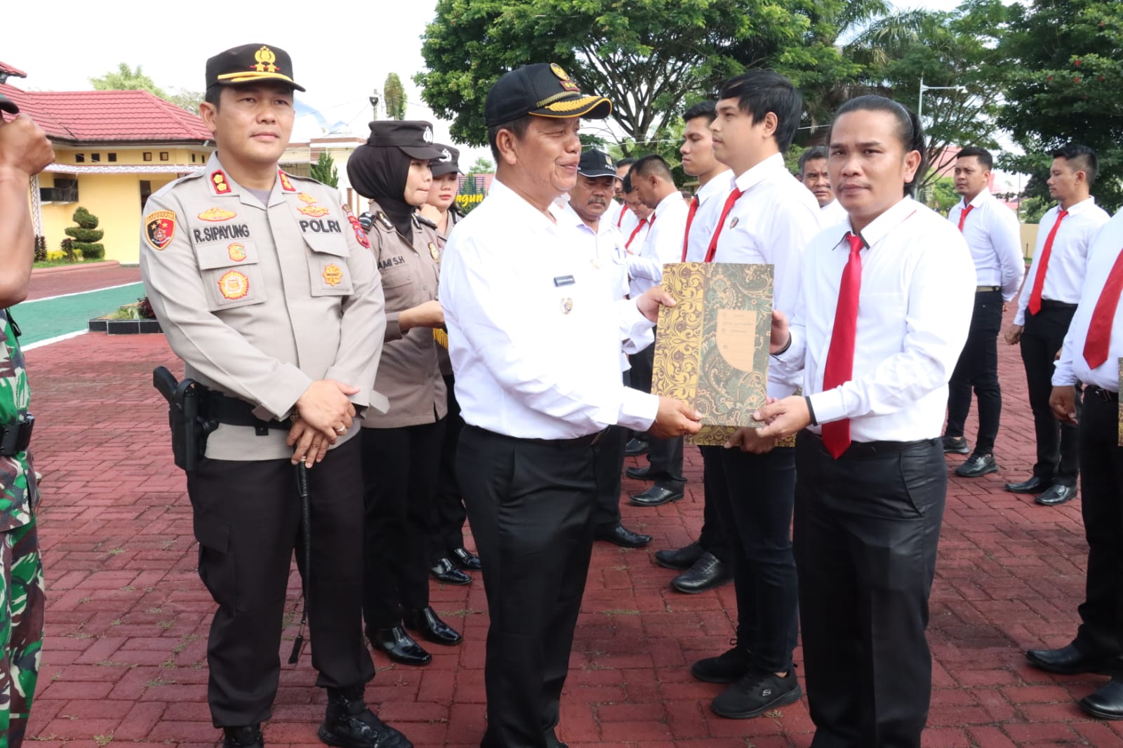 Berhasil Ungkap Pelaku Pembunuhan Kasat Reskrim Bersama Tim Jatanras Terima Penghargaan Dari Bupati Simalungun