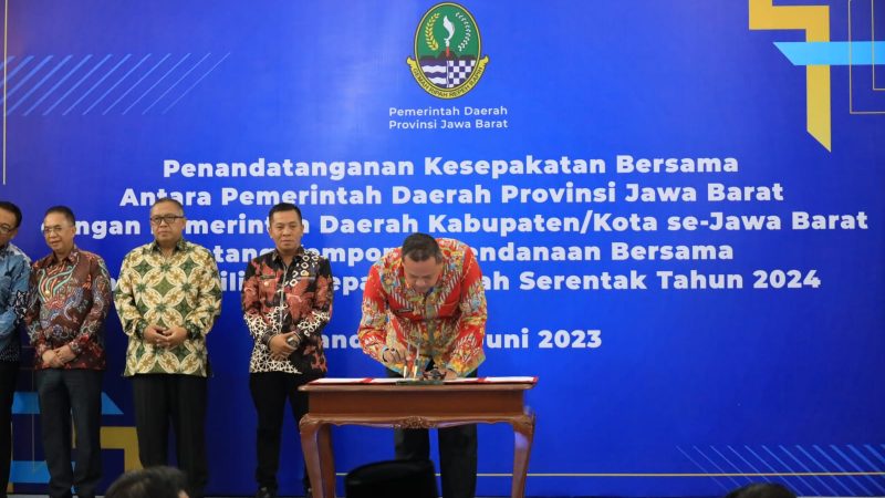 Plt. Wali Kota Bekasi dan Kepala Daerah Se-Jabar Tandatangani Naskah Kesepakatan Tentang Komponen Pendanaan Bersama Pilkada 2024