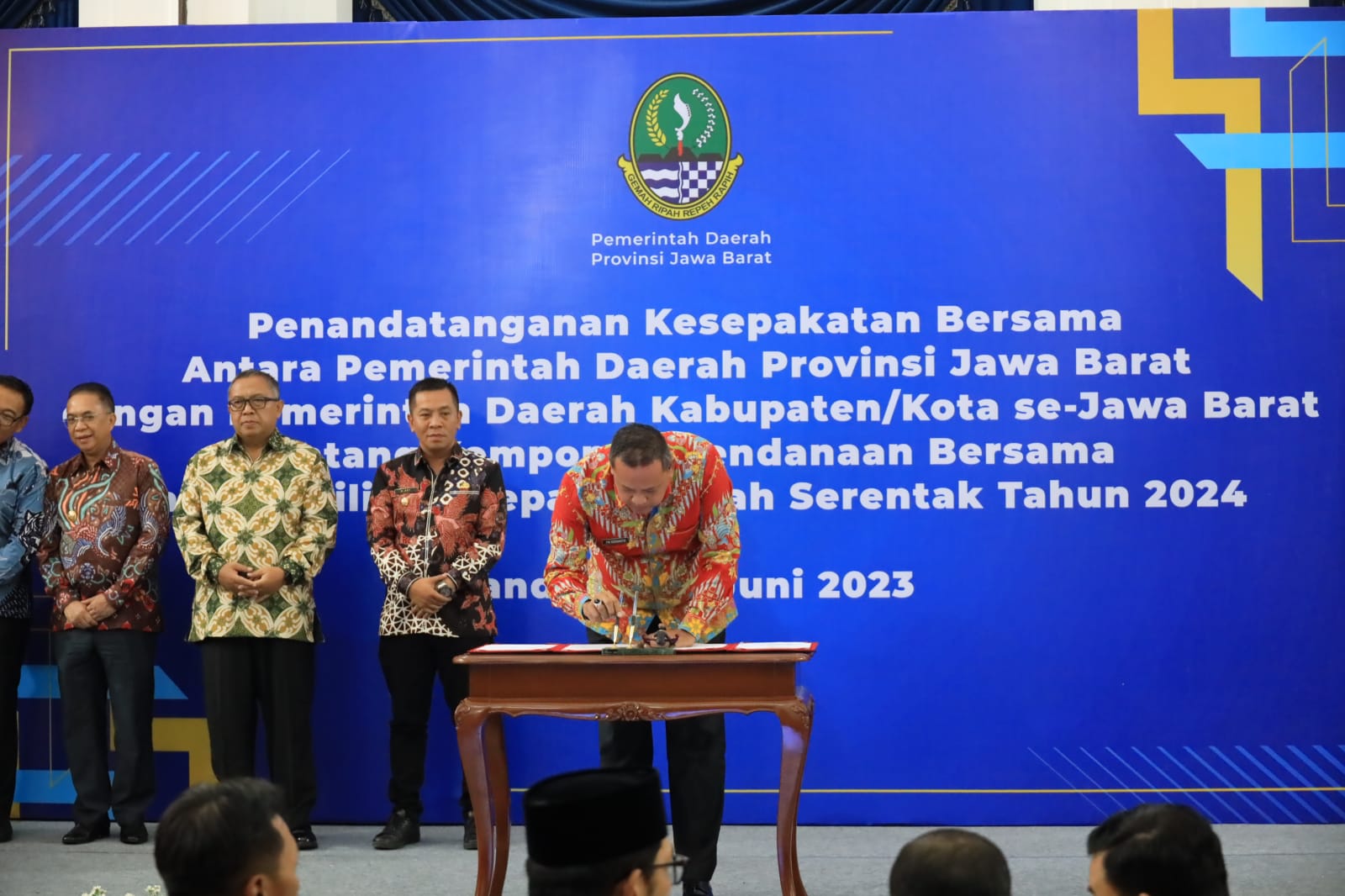 Plt. Wali Kota Bekasi dan Kepala Daerah Se-Jabar Tandatangani Naskah Kesepakatan Tentang Komponen Pendanaan Bersama Pilkada 2024