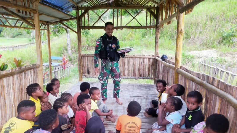 Pos Eragayam Ajarkan Baca Tulis Anak-Anak Di Distrik Eragayam