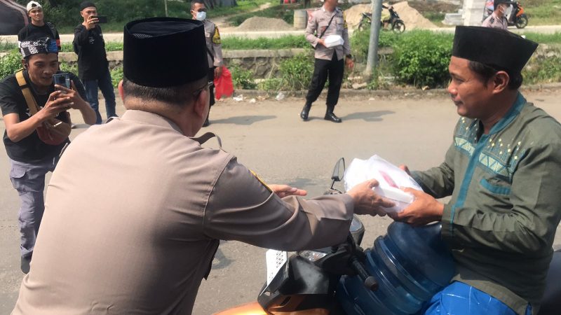 Jumat Berkah, Polsek Bekasi Utara bagi – bagi Nasi Kotak