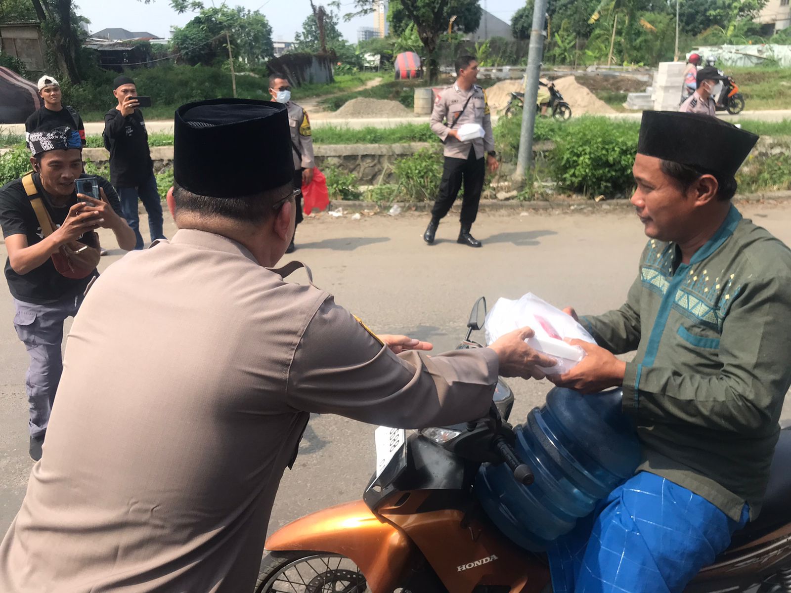 Jumat Berkah, Polsek Bekasi Utara bagi – bagi Nasi Kotak