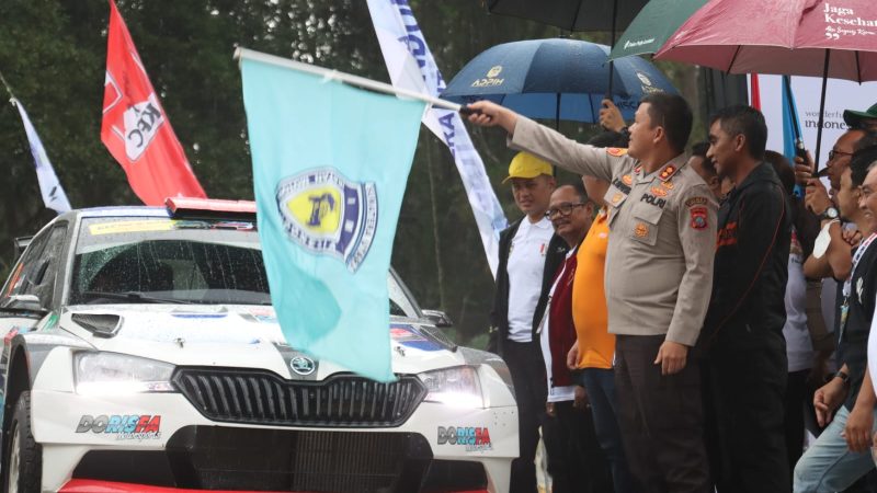 “Menjadi Perwakilan Kapolda Sumut Kapolres Simalungum Hadiri Opening Ceremonial Start KFC Danau Toba Rally 2023, Soroti Keindahan Danau Toba dan Promosikan Pariwisata Sumatera Utara”