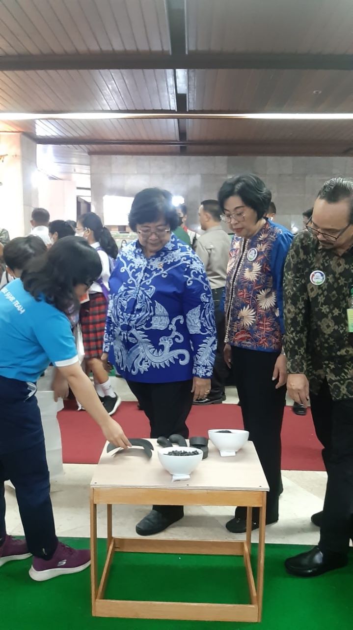 FajarPaper, Produsen Kertas Kemasan Daur Ulang Mendapat Kunjungan Menteri KLHK di Festival Peduli Sampah Nasional 2023