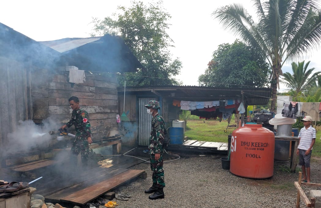 Konsistensi Satgas Yonif 143/TWEJ Bantu Masyarakat Berantas Malaria