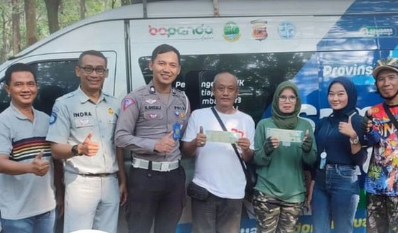 Petugas Jasa Raharja Samsat Induk Purwakarta Turut Berikan PelayananSamsat di Hari Minggu Bersama Mitra Kerja Terkait