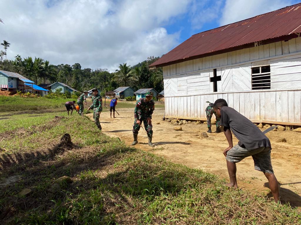 Satgas Yonif 143/TWEJ Ciptakan Kebersihan Gereja di Papua