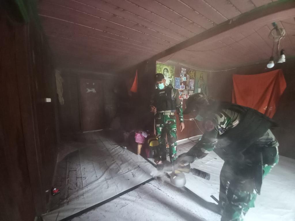 Satgas Yonif Raider 200/BN Bantu Cegah Malaria Di Kampung Hulu Atas