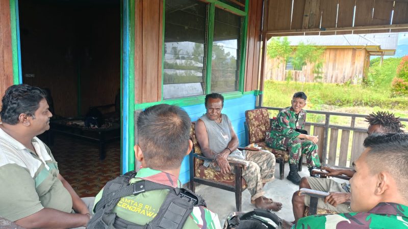 Satgas Yonif Raider 200/BN Kunjungi Rumah Warga Kampung Wakolani