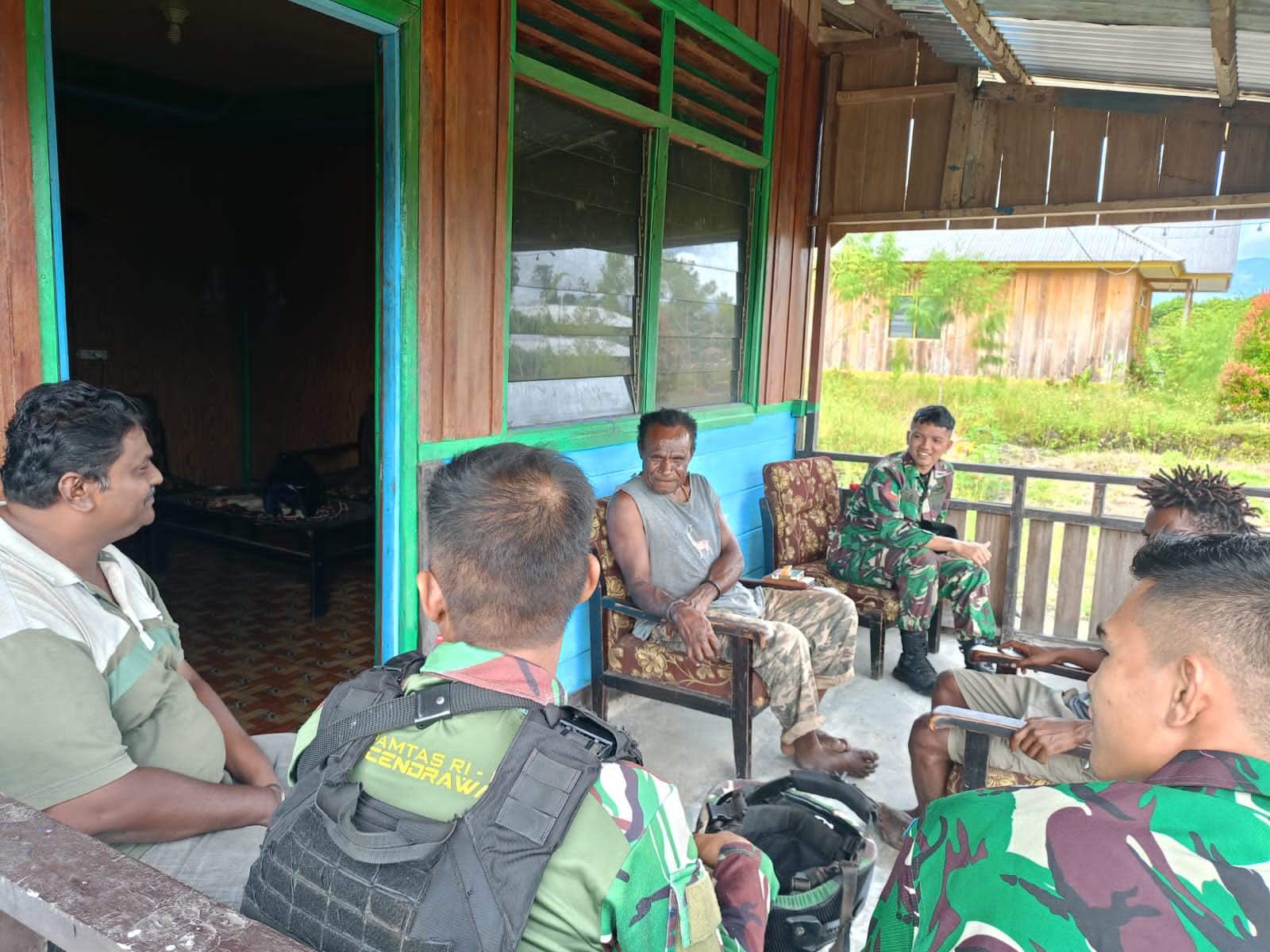 Satgas Yonif Raider 200/BN Kunjungi Rumah Warga Kampung Wakolani