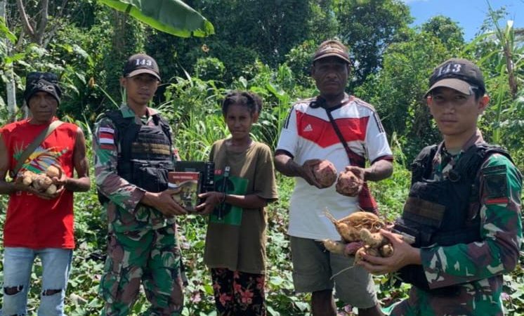 Tingkatkan Ekonomi, Satgas Yonif 143/TWEJ Borong Hasil Panen Warga Papua