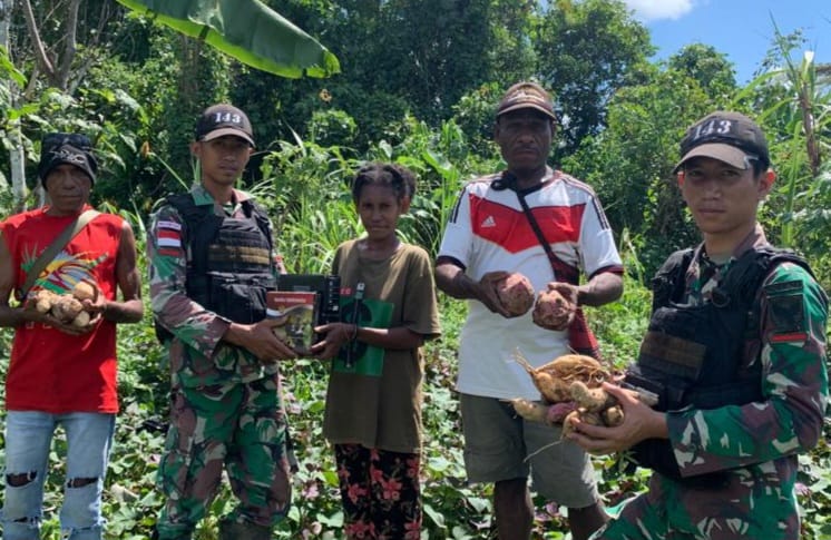 Tingkatkan Ekonomi, Satgas Yonif 143/TWEJ Borong Hasil Panen Warga Papua