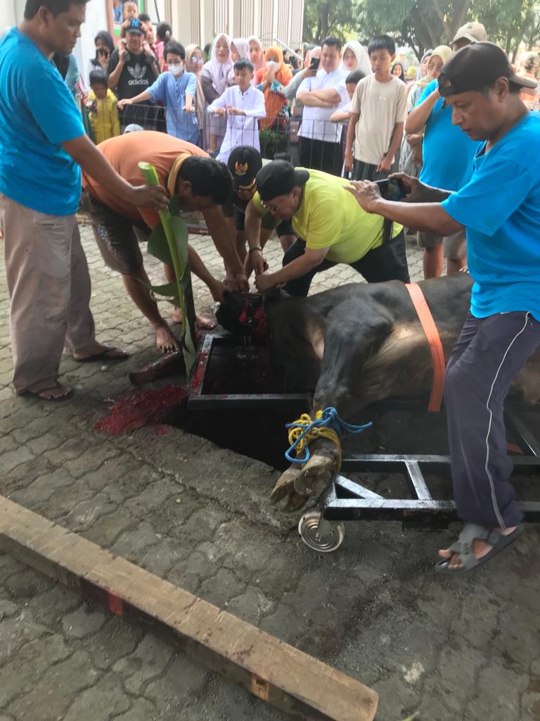 Pelaksanaan Qurban di Masjid Jami Al Ittihaad RW 010 Perum Tridaya Nuansa Sumber Jaya Tambun Selatan Berjalan Lancar