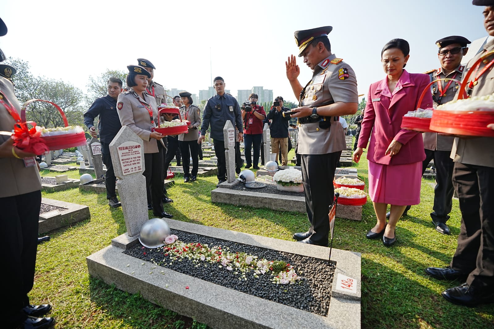 Jelang HUT ke-77 Bhayangkara, Kapolri dan Jajaran Ziarah ke TMP Kalibata