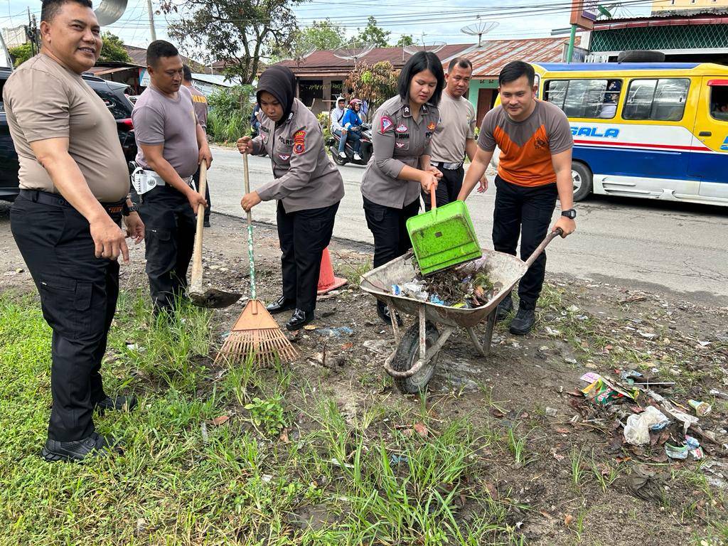 Sat Lantas Polres Simalungun Membersihkan Sampah Bersama Polri dalam Agenda Peduli Lingkungan