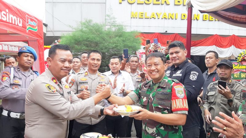 Bentuk Sinergitas TNI-POLRI, Koramil 01 Kranji Sambangi Polsek Bekasi Selatan Beri Kejutan HUT Bhayangkara ke – 77