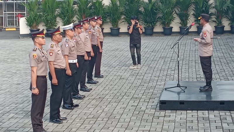 Kapolres Metro Bekasi Kota Pimpin Upacara Laporan Kenaikan Pangkat Personil Polres Metro Bekasi Kota