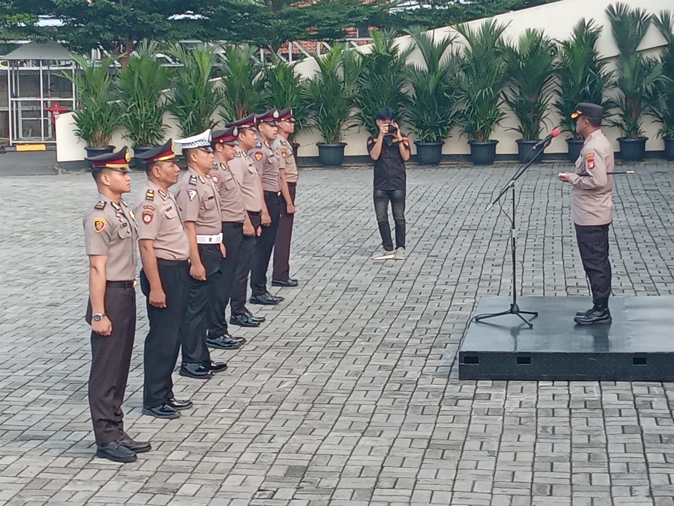 Kapolres Metro Bekasi Kota Pimpin Upacara Laporan Kenaikan Pangkat Personil Polres Metro Bekasi Kota