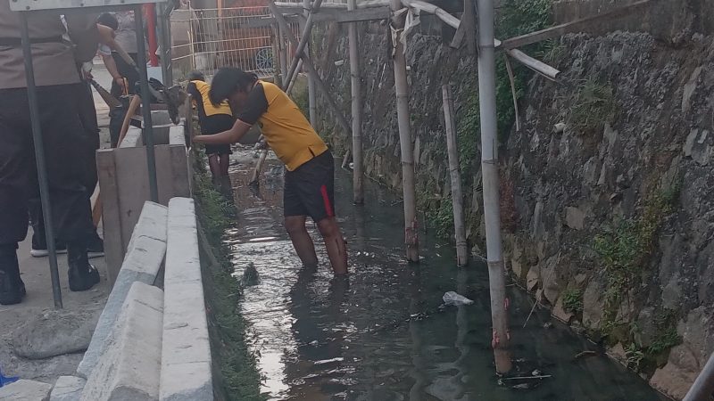 Polres Metro Bekasi Kota Kegiatan Bersih Sampah Serentak dalam Rangka Kepedulian Polri Terhadap Lingkungan