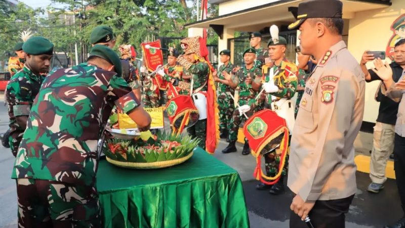 Beri Kejutan HUT Bhayangkara ke -77, Batalyon Mekanis 202 Tajimalela Kunjungi Polres Metro Bekasi Kota