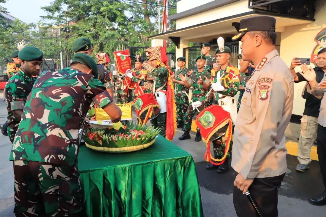 Beri Kejutan HUT Bhayangkara ke -77, Batalyon Mekanis 202 Tajimalela Kunjungi Polres Metro Bekasi Kota