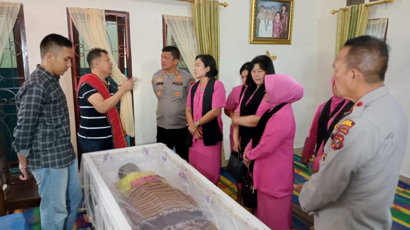 Kapolres Simalungun Melayat Ke Rumah Duka Personelnya yang Meninggal Ibu Penda Erna Dameria Sinaga