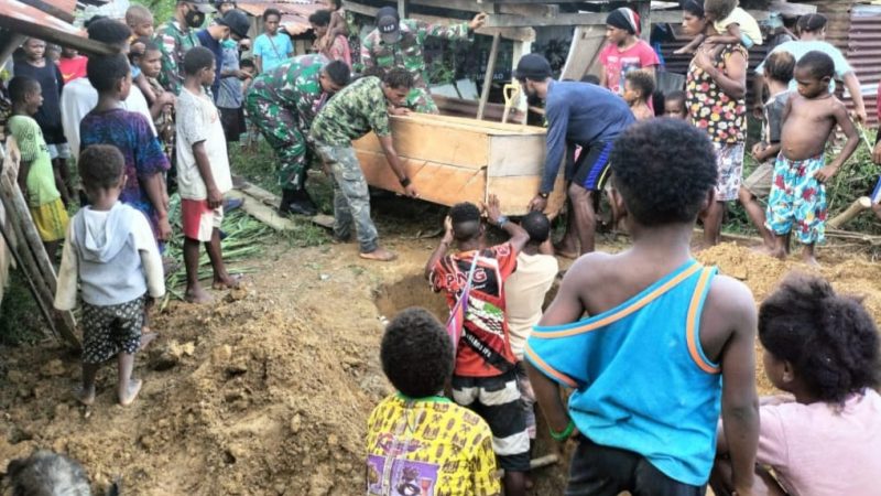 Satgas Yonif 143/TWEJ Bantu Warga Berduka Di Perbatasan Papua