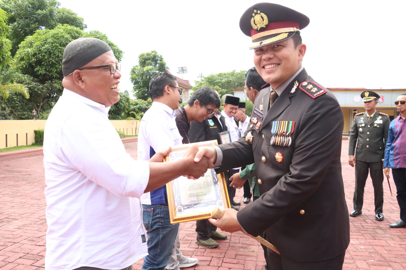 Gelar Syukuran Hari Bhayangkara Ke 77, Kapolres Berikan Piagam Penghargaan Kepada MUI Serta Komunitas Wartawan Simalungun, “Semakin Eratkan Sinergi Kepolisian dan Masyarakat”