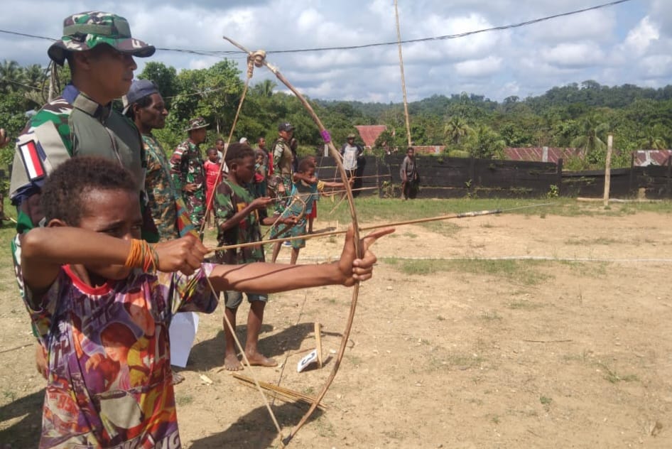 Lestarikan Budaya, Satgas Yonif 143/TWEJ Adakan Lomba Panahan Tradisional Untuk Anak Papua