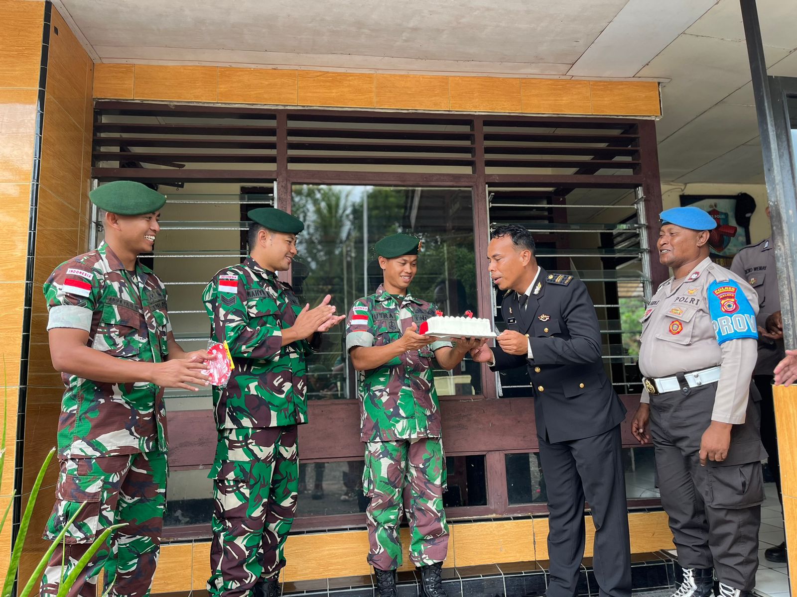 Jaga Sinergitas, Satgas Yonarmed 1 Kostrad Beri Kejutan di Hari Bhayangkara