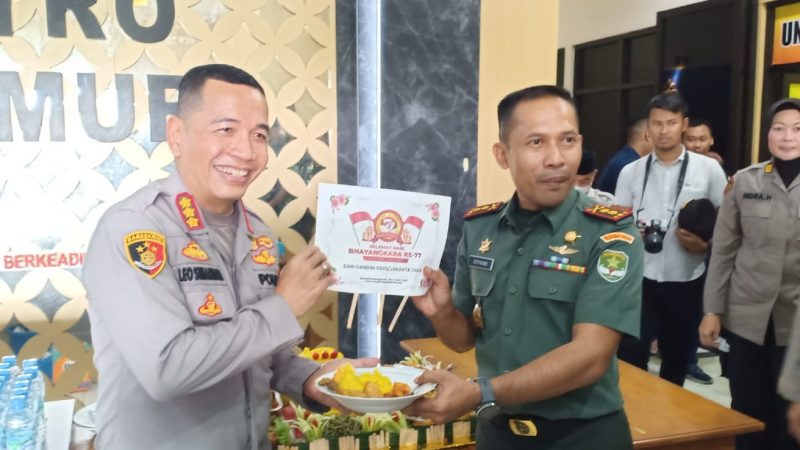 Dandim 0505/Jakarta Timur Beserta Jajaran Berikan Surprise Pada Kapolres Pada HUT Bhayangkara ke-77