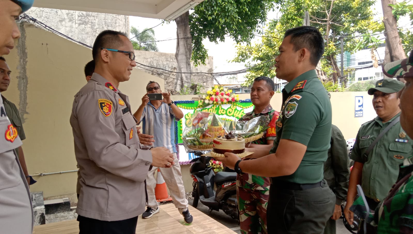 HUT Bhayangkara ke 77 Koramil 02/Matraman beri kejutan Ke Polsek Matraman