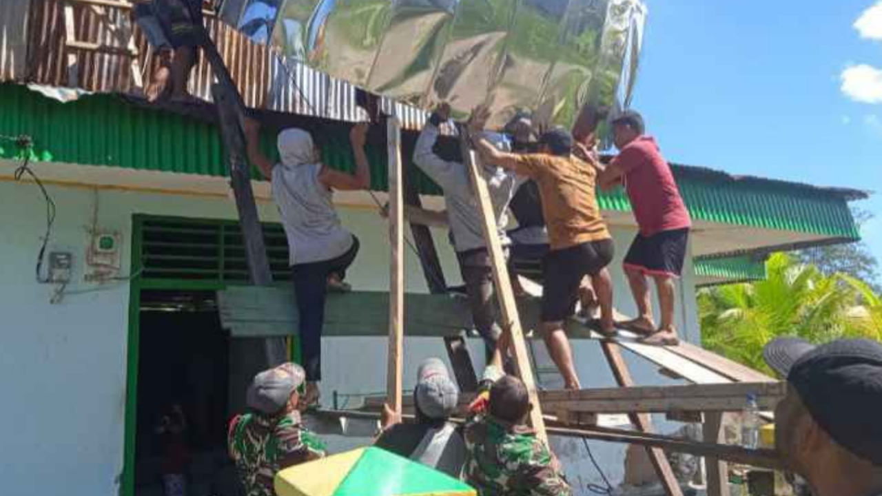 Babinsa Kokonao Bantu Pemasangan Kubah Masjid An-Nur