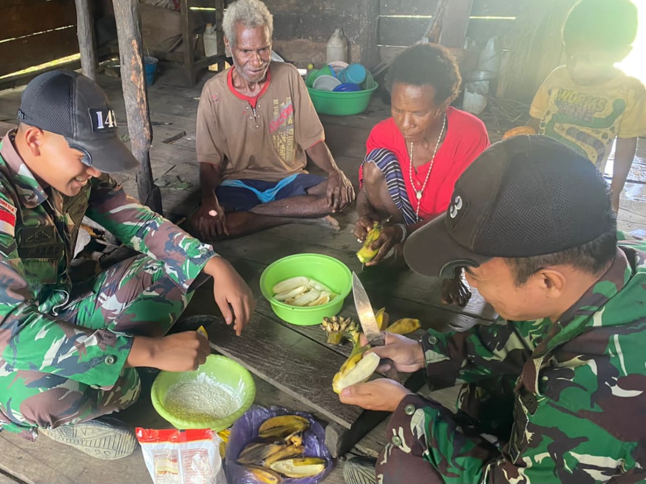 Luar biasa, Kedekatan Satgas Yonif 143/TWEJ Bersama Warga Kampung Yamrab Papua