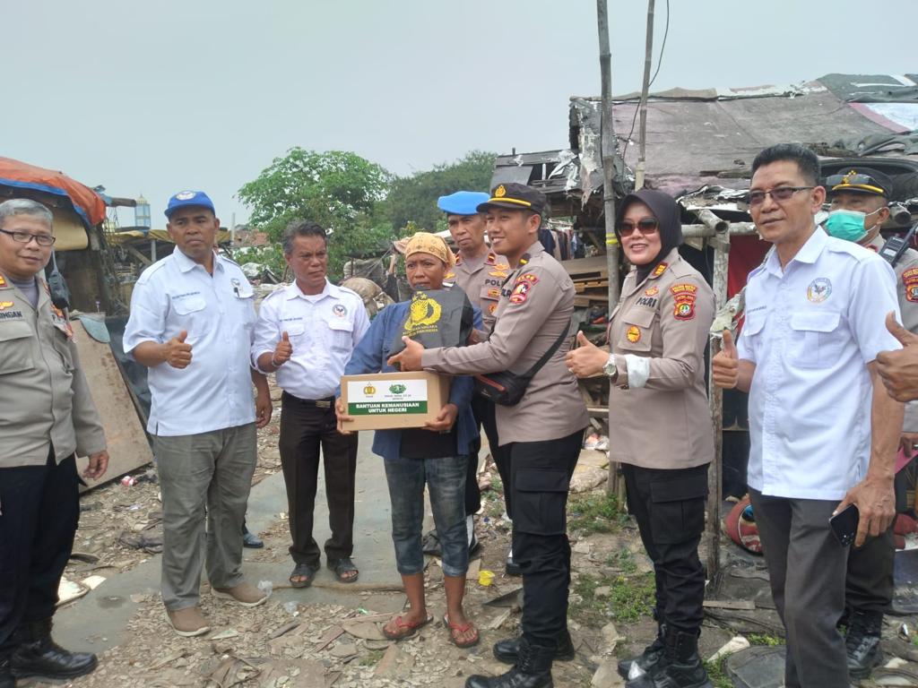 Kapolsek Bantargebang Monitoring penyaluran Bansos HUT Bhayangkara dari Aslog Kapolri ke