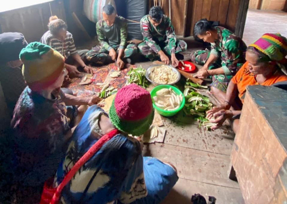 Kehangatan Warga Pegunungan Bersama Satgas Yonif 143/TWEJ di Papua