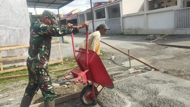 Perkokoh Kemanunggalan, Babinsa Koramil 1710-03/KK Bersama Warga Gotong Royong Cor Jalan