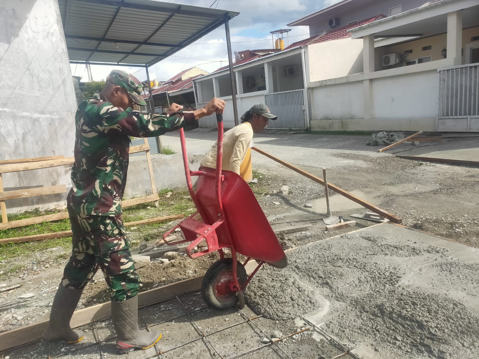 Perkokoh Kemanunggalan, Babinsa Koramil 1710-03/KK Bersama Warga Gotong Royong Cor Jalan